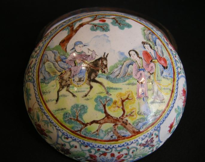 Enamelled box &quot;canton&quot; decorated with figures and horse | MasterArt